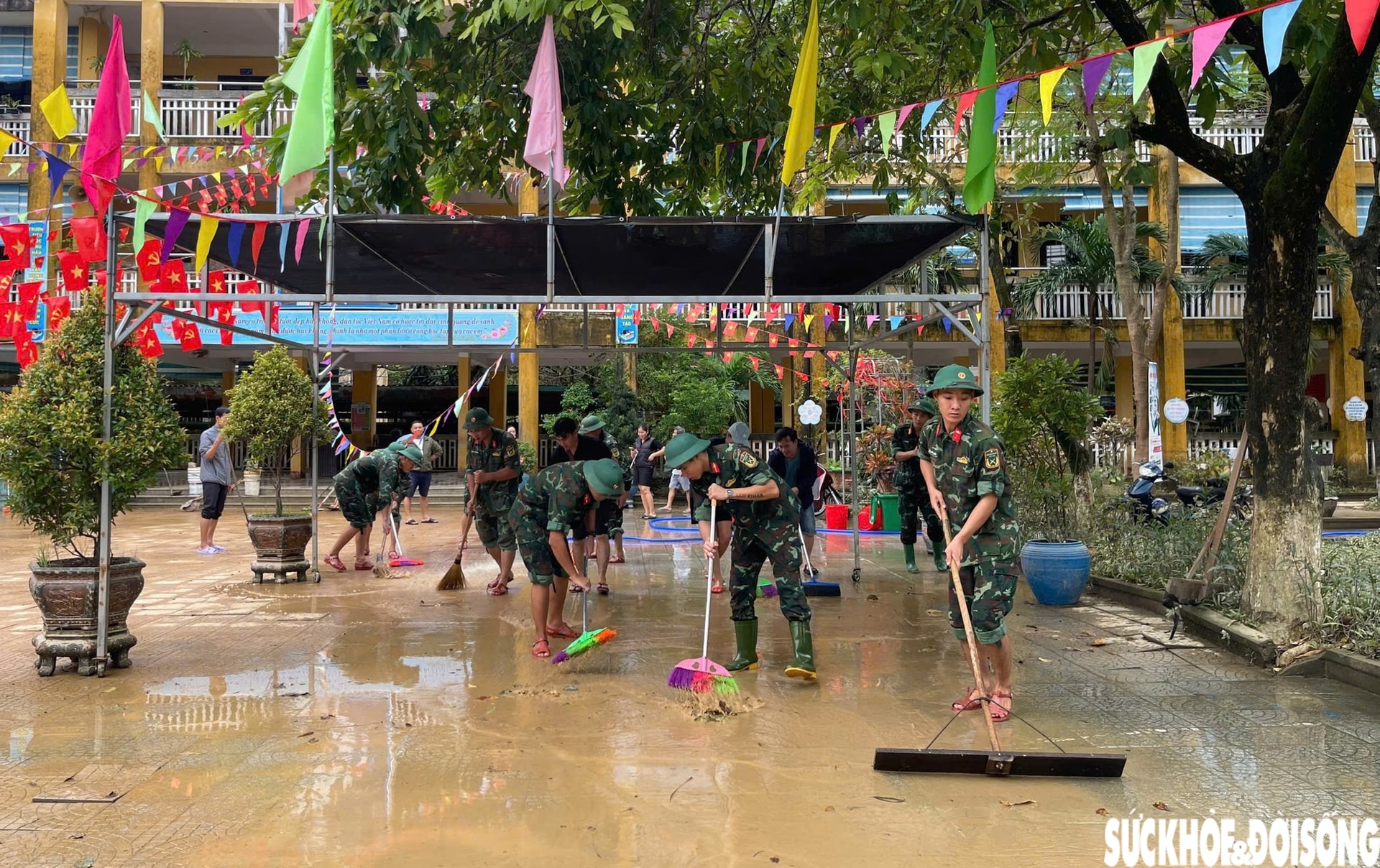 Quân đội giúp dân dọn dẹp bùn đất sau 3 trận lũ liên tiếp trong hơn một tuần ở Huế- Ảnh 7.