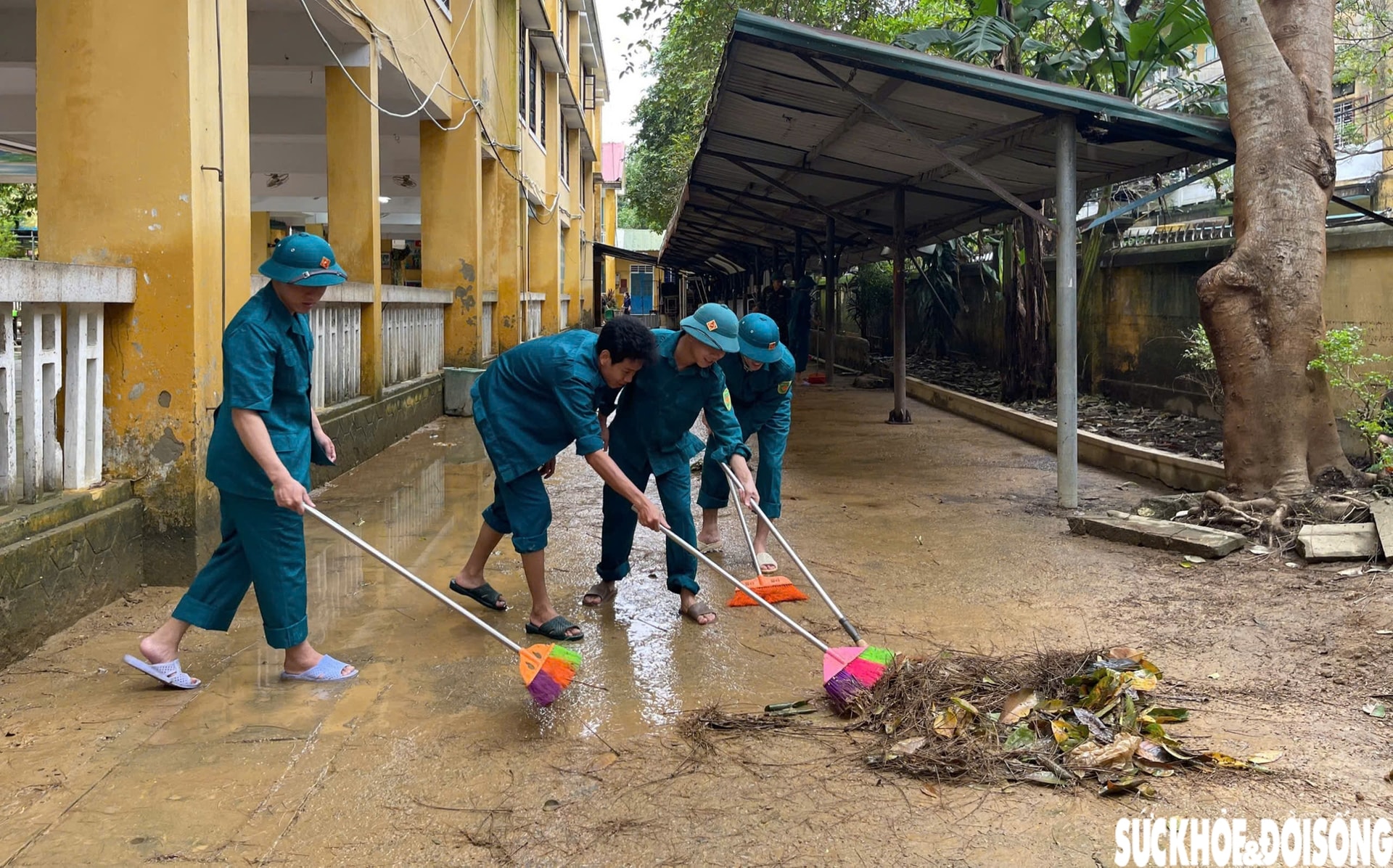 Quân đội giúp dân dọn dẹp bùn đất sau 3 trận lũ liên tiếp trong hơn một tuần ở Huế- Ảnh 8.
