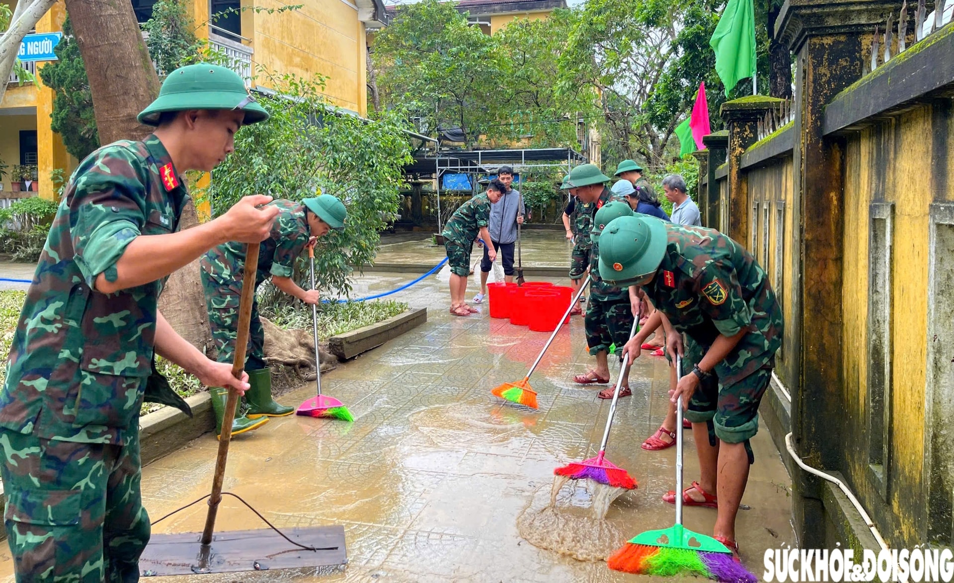 Quân đội giúp dân dọn dẹp bùn đất sau 3 trận lũ liên tiếp trong hơn một tuần ở Huế- Ảnh 9.