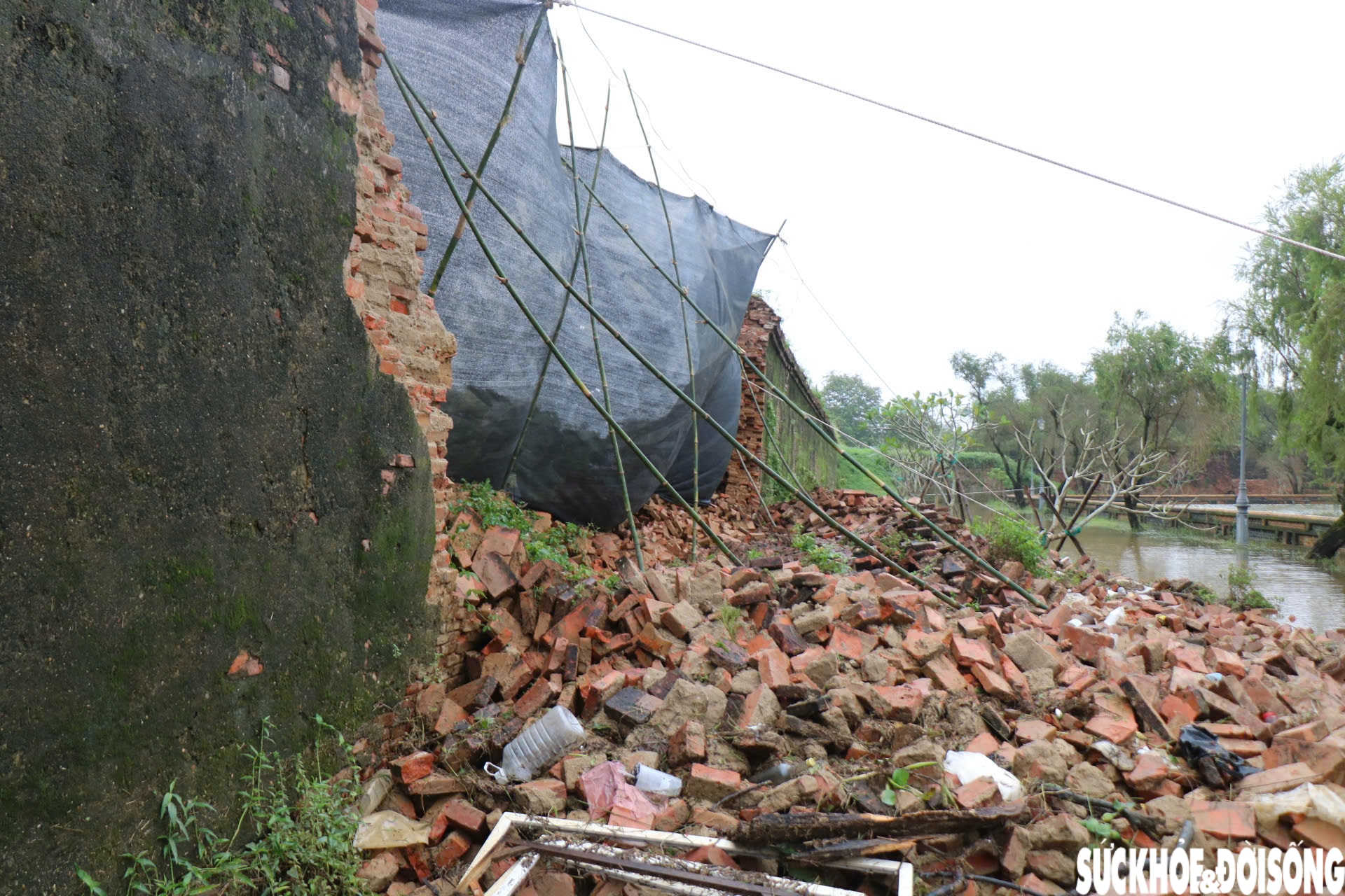 Hiện trường đoạn bờ tường Hoàng thành Huế bị mưa lũ 'kéo sập'- Ảnh 2.