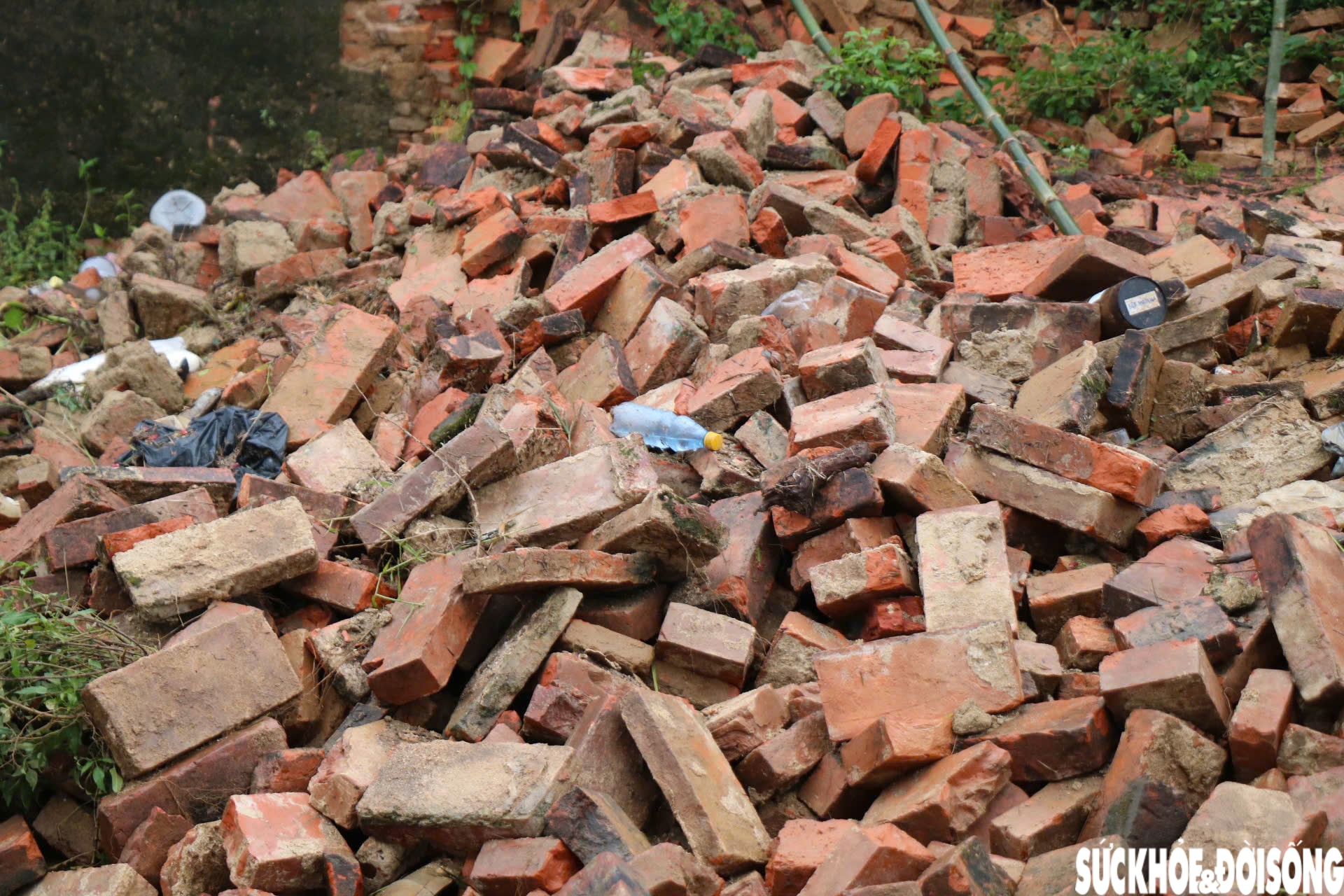 Hiện trường đoạn bờ tường Hoàng thành Huế bị mưa lũ 'kéo sập'- Ảnh 4.