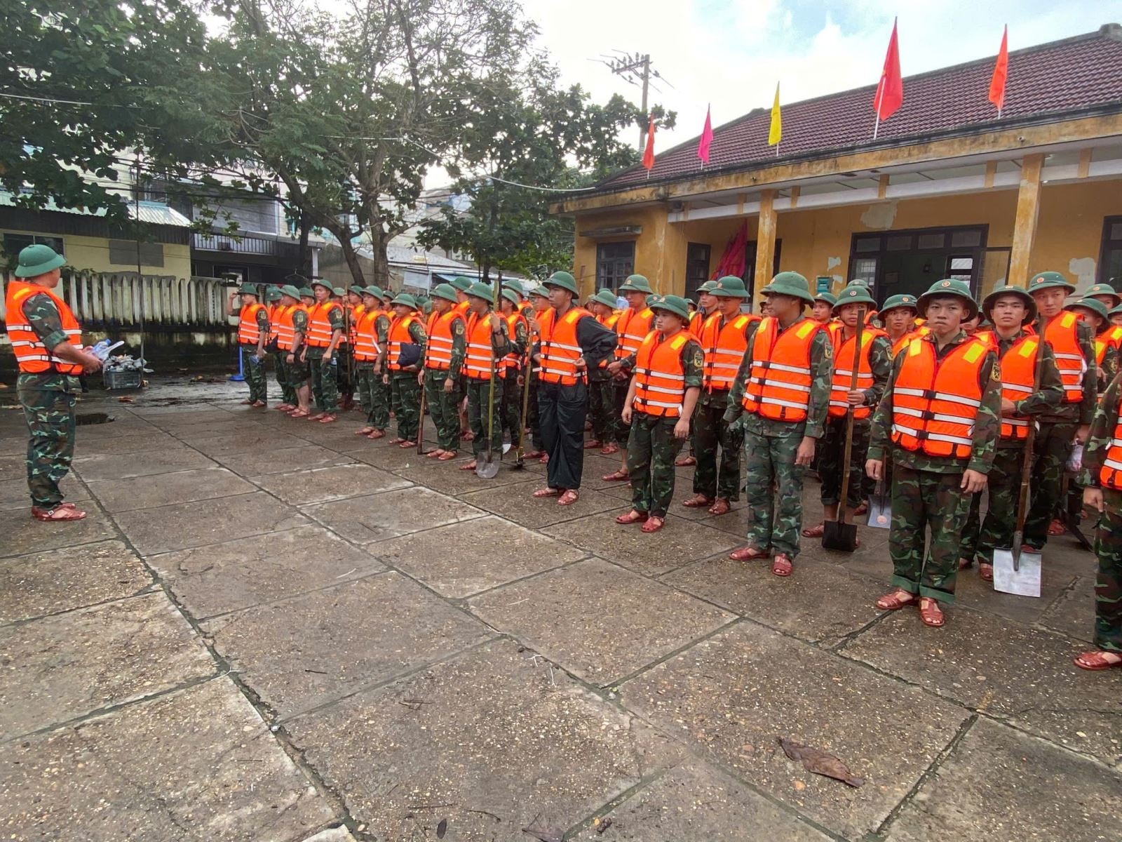 Hơn 100 cán bộ, chiến sĩ quân đội tham gia khắc phục sạt lở bờ kè đê biển ở Đà Nẵng- Ảnh 1. Hơn 100 cán bộ, chiến sĩ quân đội tham gia khắc phục sạt lở bờ kè đê biển ở Đà Nẵng- Ảnh 1.