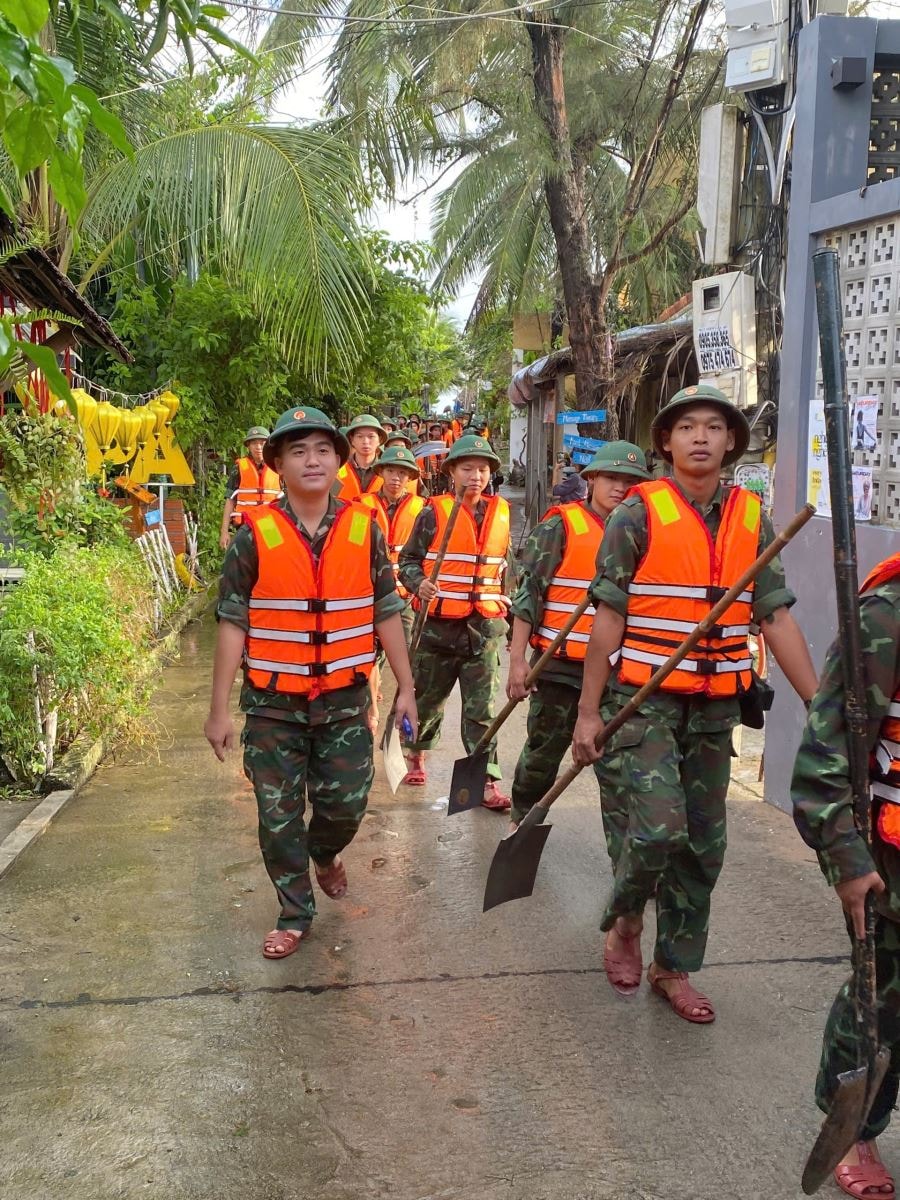 Hơn 100 cán bộ, chiến sĩ quân đội tham gia khắc phục sạt lở bờ kè đê biển ở Đà Nẵng- Ảnh 2. Hơn 100 cán bộ, chiến sĩ quân đội tham gia khắc phục sạt lở bờ kè đê biển ở Đà Nẵng- Ảnh 2.