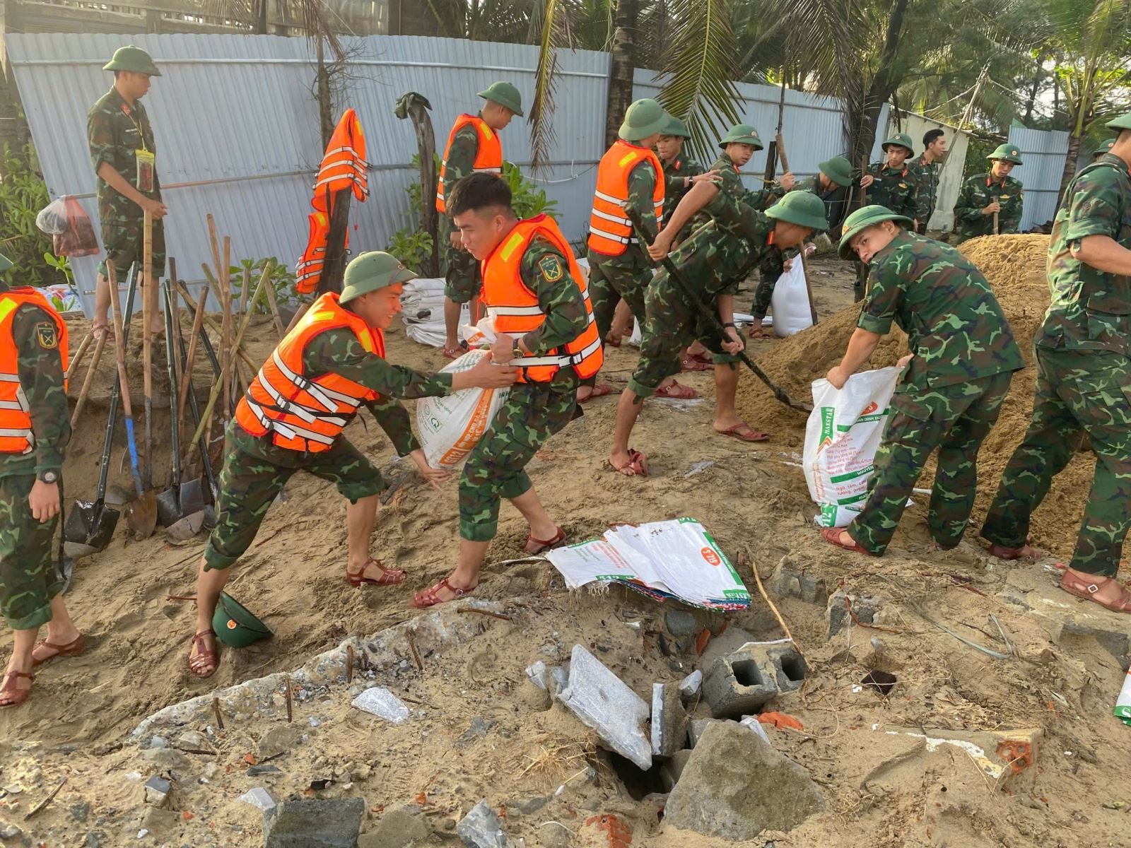Hơn 100 cán bộ, chiến sĩ quân đội tham gia khắc phục sạt lở bờ kè đê biển ở Đà Nẵng- Ảnh 3. Hơn 100 cán bộ, chiến sĩ quân đội tham gia khắc phục sạt lở bờ kè đê biển ở Đà Nẵng- Ảnh 3.