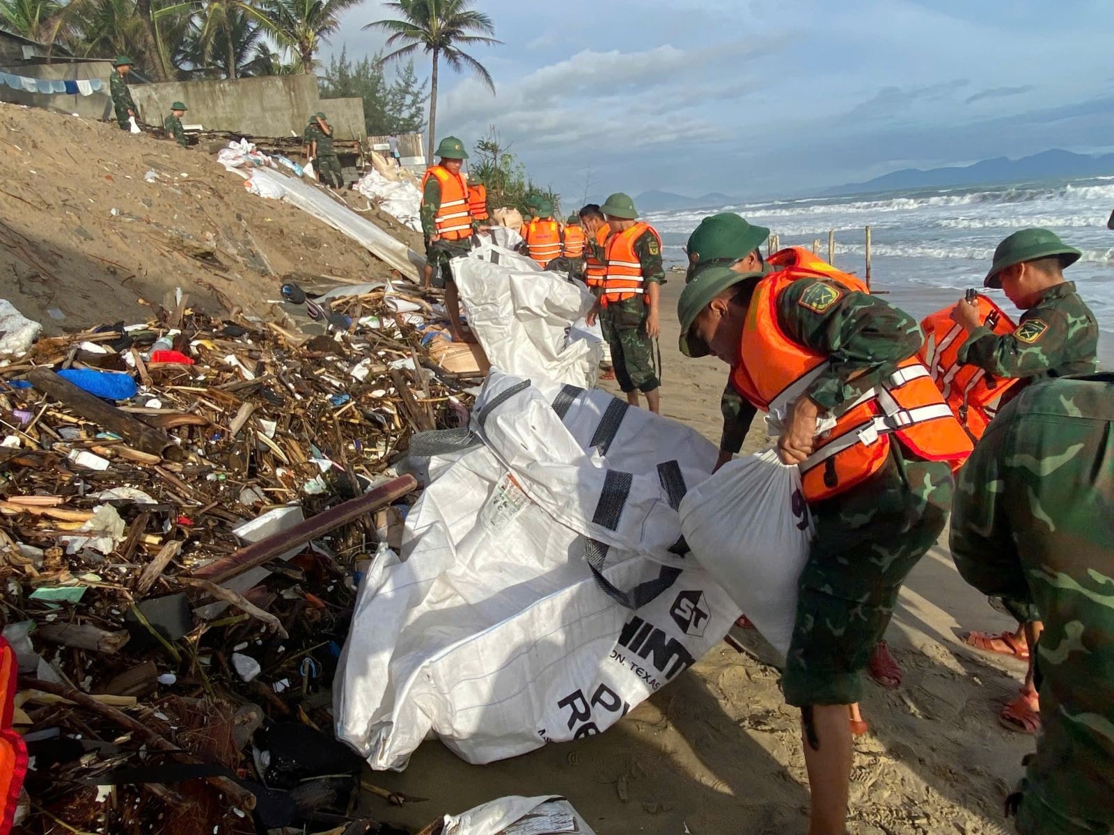 Hơn 100 cán bộ, chiến sĩ quân đội tham gia khắc phục sạt lở bờ kè đê biển ở Đà Nẵng- Ảnh 5. Hơn 100 cán bộ, chiến sĩ quân đội tham gia khắc phục sạt lở bờ kè đê biển ở Đà Nẵng- Ảnh 5.
