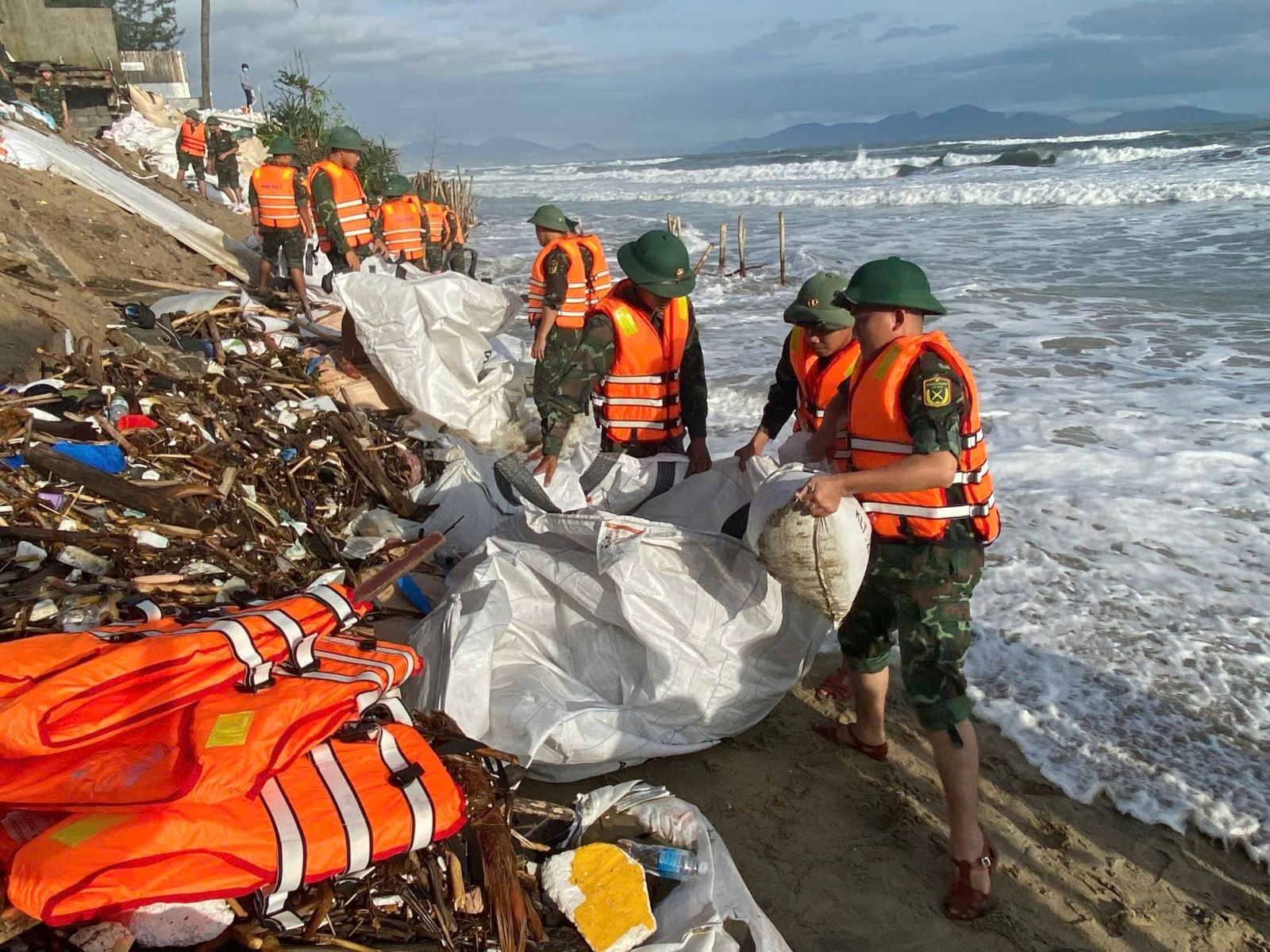 Hơn 100 cán bộ, chiến sĩ quân đội tham gia khắc phục sạt lở bờ kè đê biển ở Đà Nẵng- Ảnh 6. Hơn 100 cán bộ, chiến sĩ quân đội tham gia khắc phục sạt lở bờ kè đê biển ở Đà Nẵng- Ảnh 6.