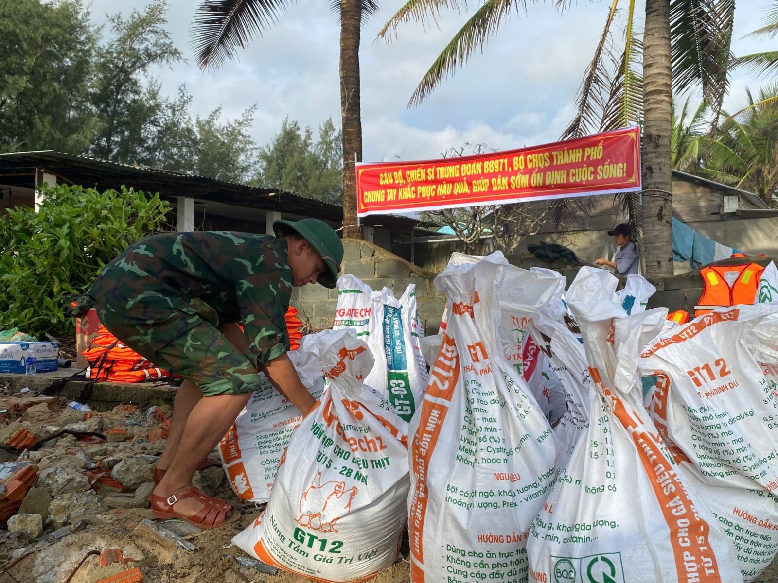 Hơn 100 cán bộ, chiến sĩ quân đội tham gia khắc phục sạt lở bờ kè đê biển ở Đà Nẵng- Ảnh 7. Hơn 100 cán bộ, chiến sĩ quân đội tham gia khắc phục sạt lở bờ kè đê biển ở Đà Nẵng- Ảnh 7.