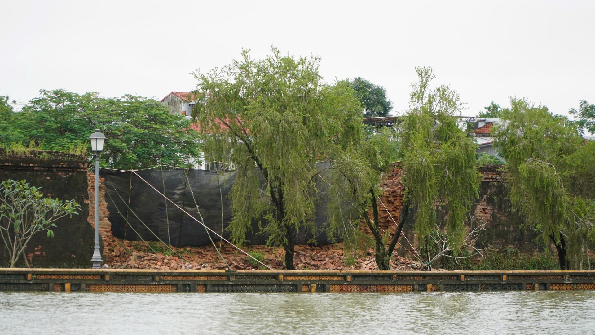 Một đoạn tường Hoàng thành Huế bị sập trong mưa lũ- Ảnh 1. Một đoạn tường Hoàng thành Huế bị sập trong mưa lũ- Ảnh 1.