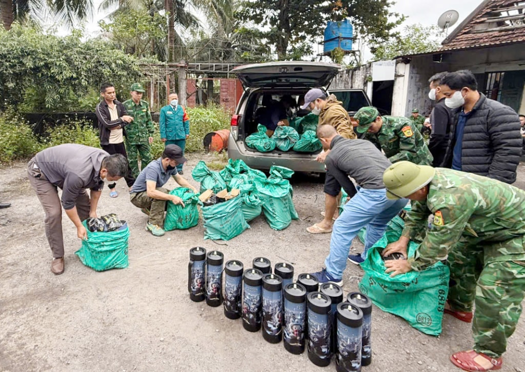 Bắt giữ đường dây vận chuyển hơn 600 bình khí cười - Ảnh 1. Bắt giữ đường dây vận chuyển hơn 600 bình khí cười - Ảnh 1.