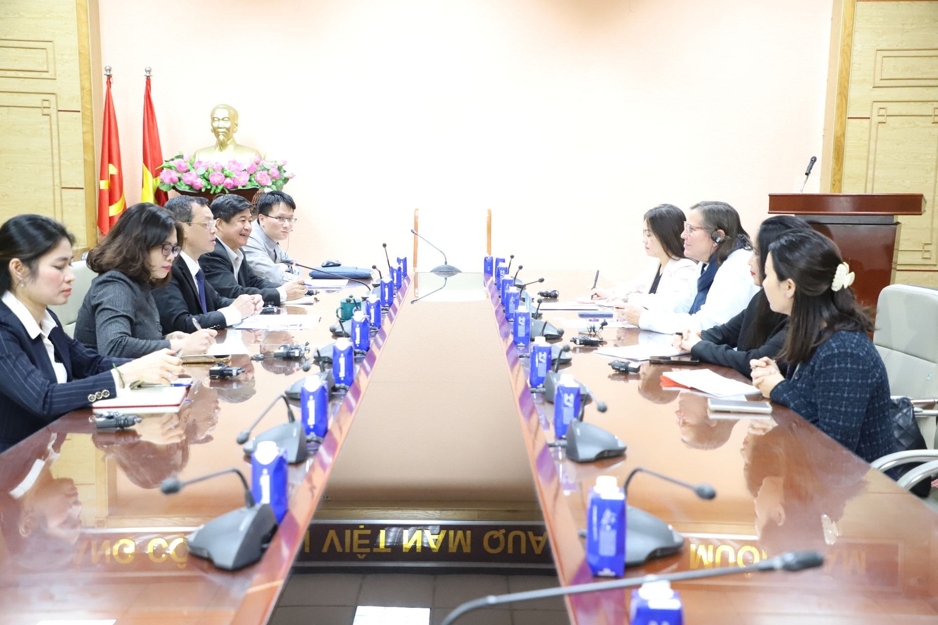 Quỹ từ thiện Bloomberg tiếp tục đồng hành cùng Việt Nam mở rộng hỗ trợ trẻ em phòng ngừa rượu bia, thuốc lá mới- Ảnh 3.