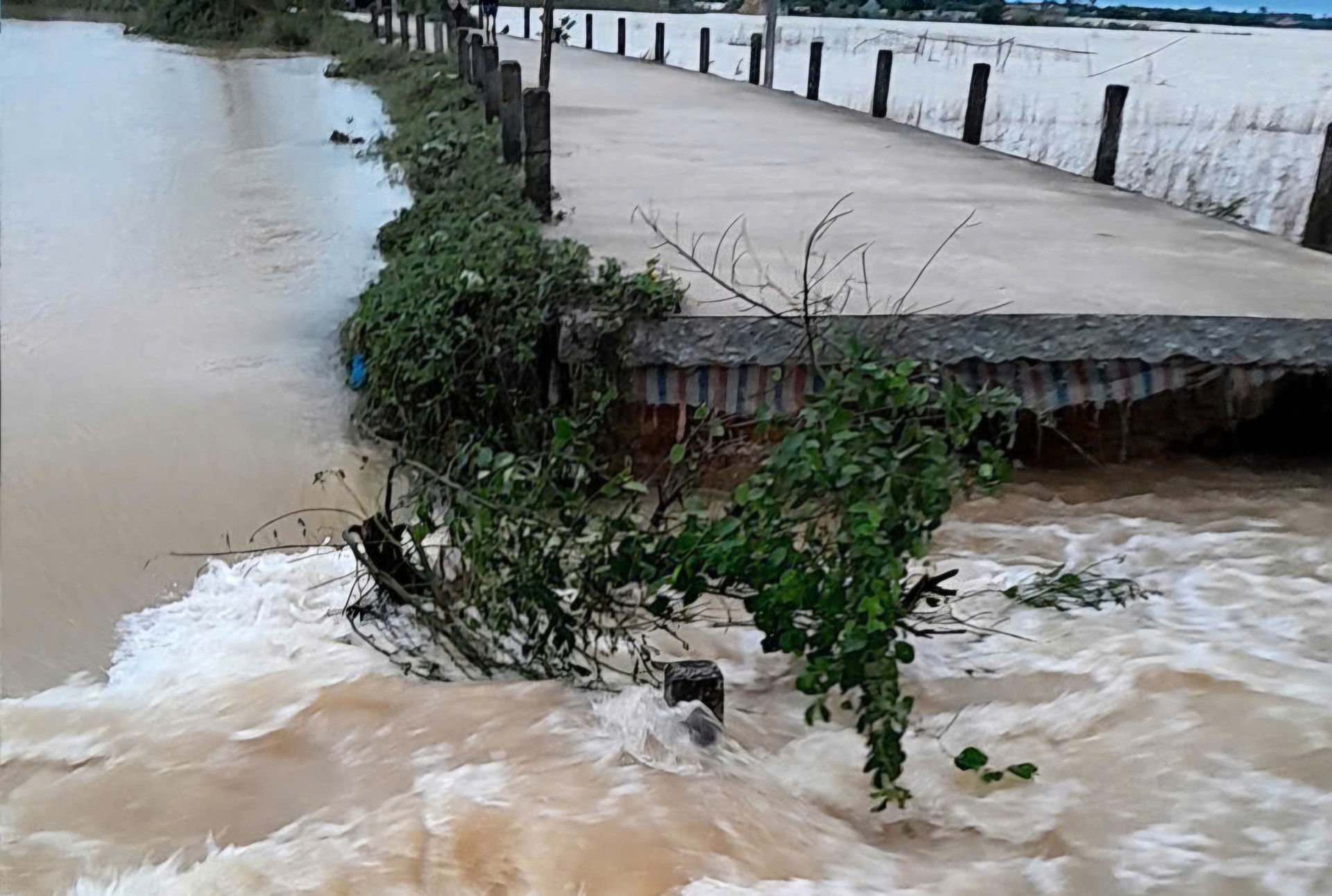 Nước lũ cuốn trôi đoạn đê kết hợp đường giao thông ở Huế- Ảnh 2.