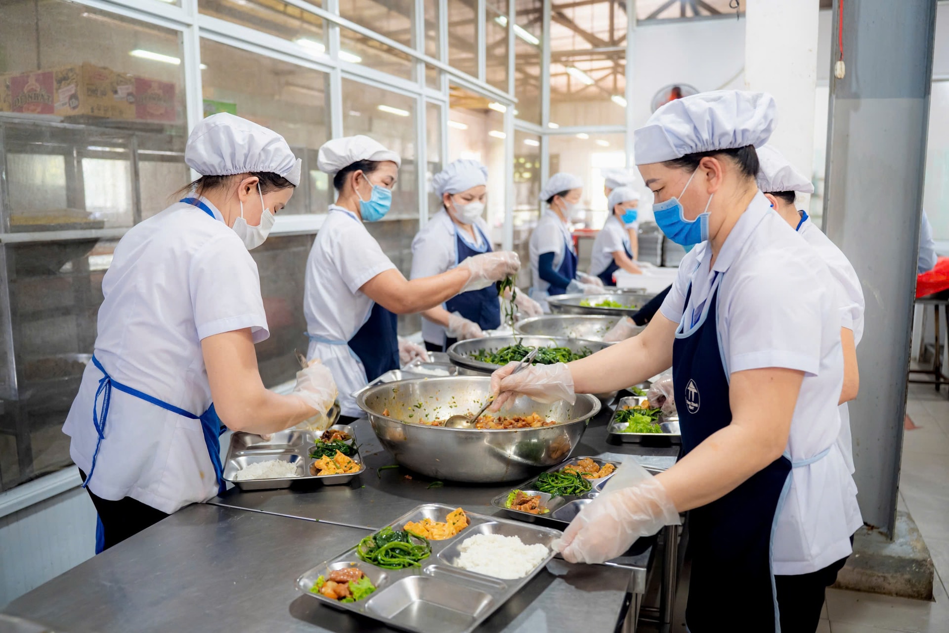 Bộ Y tế: Người đứng đầu cơ sở tổ chức bếp ăn tập thể chịu trách nhiệm về an toàn thực phẩm- Ảnh 1. Bộ Y tế: Người đứng đầu cơ sở tổ chức bếp ăn tập thể chịu trách nhiệm về an toàn thực phẩm- Ảnh 1.