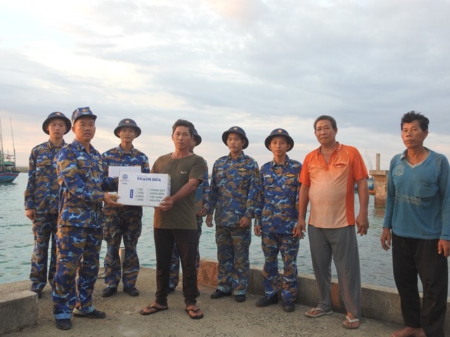 Đặc khu Trường Sa chủ động triển khai phương án ứng phó bão số 13 - Ảnh 2.