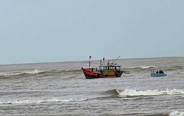 Ngư dân mất tích khi thuyền thúng bị sóng đánh chìm ở cửa sông- Ảnh 1.