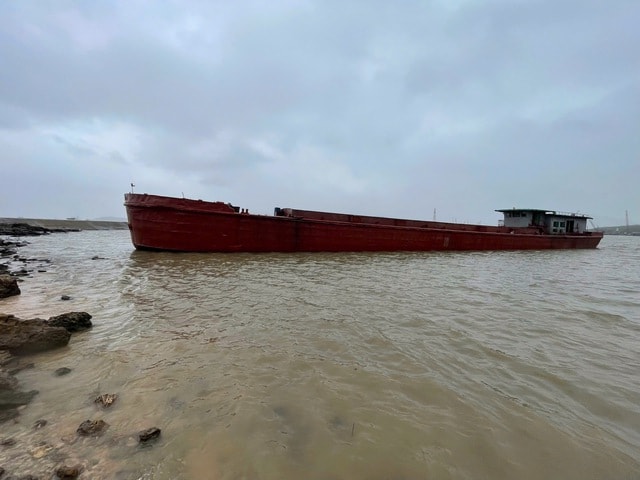 Ngư dân mất tích khi thuyền thúng bị sóng đánh chìm ở cửa sông- Ảnh 2.