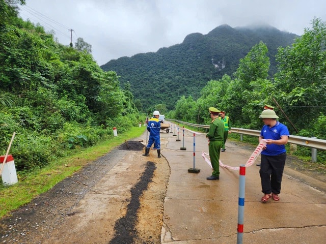 Vết nứt dài xuất hiện trong mưa lũ trên đường Hồ Chí Minh nhánh Tây- Ảnh 1.