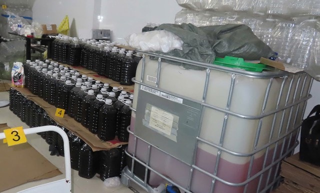 Khởi tố đối tượng sản xuất hàng giả là nước mắm, nước giặt- Ảnh 2. Khởi tố đối tượng sản xuất hàng giả là nước mắm, nước giặt- Ảnh 2.