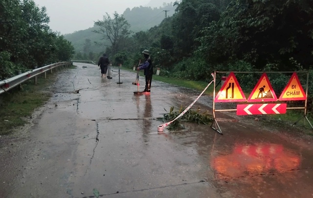 Vết nứt dài xuất hiện trong mưa lũ trên đường Hồ Chí Minh nhánh Tây- Ảnh 3.