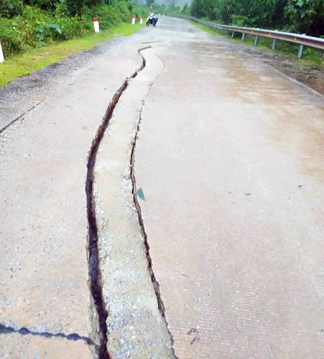 Vết nứt dài xuất hiện trong mưa lũ trên đường Hồ Chí Minh nhánh Tây- Ảnh 2.