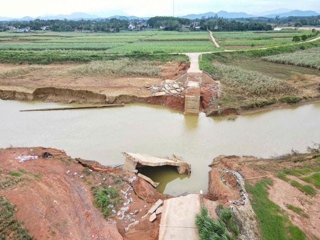 Hơn 2.000 người dân đi lại khó khăn do cầu bị nước lũ cuốn trôi- Ảnh 1.
