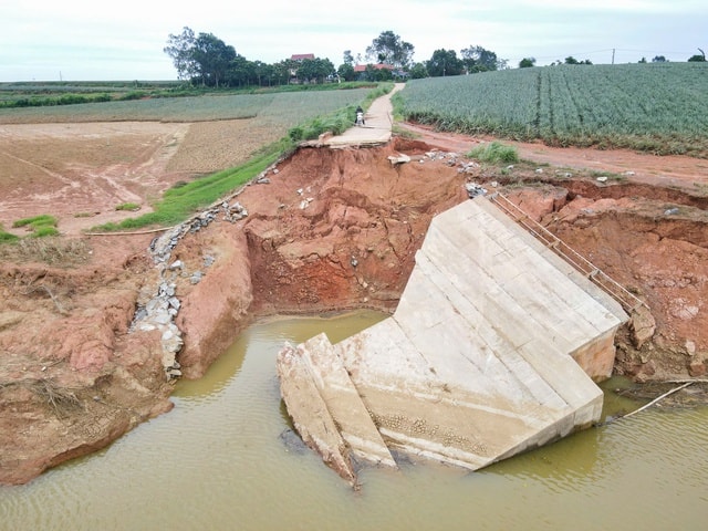 Hơn 2.000 người dân đi lại khó khăn do cầu bị nước lũ cuốn trôi- Ảnh 2.