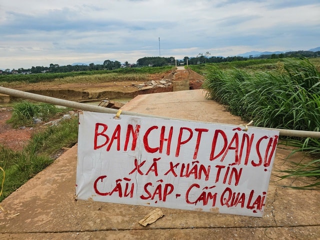 Hơn 2.000 người dân đi lại khó khăn do cầu bị nước lũ cuốn trôi- Ảnh 3.