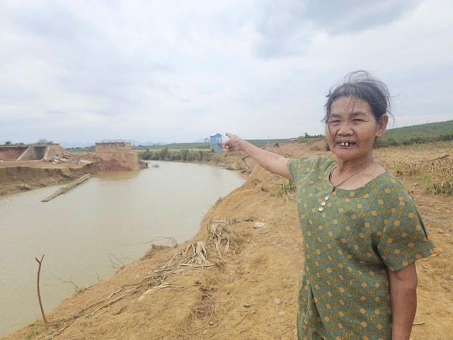 Hơn 2.000 người dân đi lại khó khăn do cầu bị nước lũ cuốn trôi- Ảnh 4.