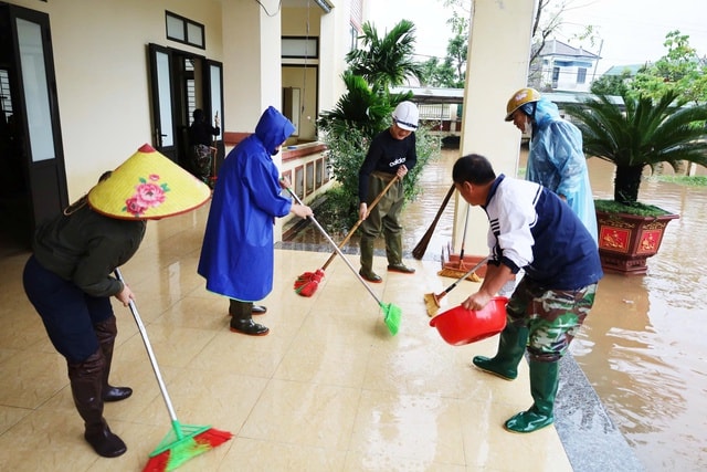 Ngành Y tế Hà Tĩnh triển khai phun khử khuẩn, xử lý môi trường sau lũ- Ảnh 3.
