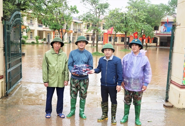 Ngành Y tế Hà Tĩnh triển khai phun khử khuẩn, xử lý môi trường sau lũ- Ảnh 4.