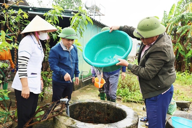 Ngành Y tế Hà Tĩnh triển khai phun khử khuẩn, xử lý môi trường sau lũ- Ảnh 1.