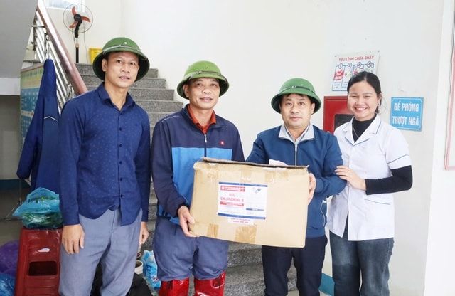 Ngành Y tế Hà Tĩnh triển khai phun khử khuẩn, xử lý môi trường sau lũ- Ảnh 5.