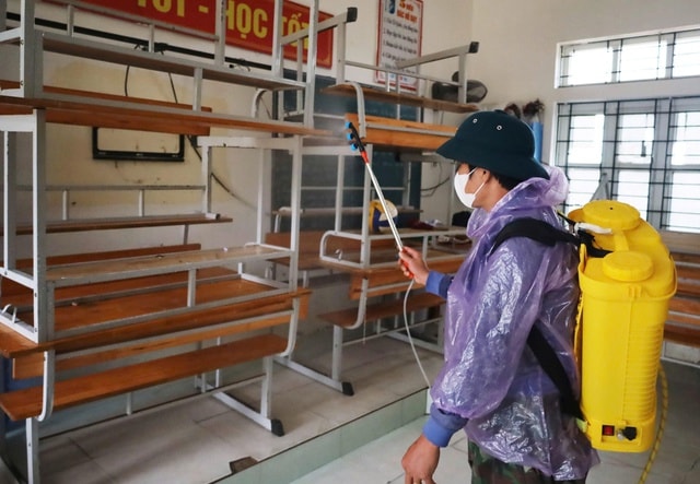 Ngành Y tế Hà Tĩnh triển khai phun khử khuẩn, xử lý môi trường sau lũ- Ảnh 2.