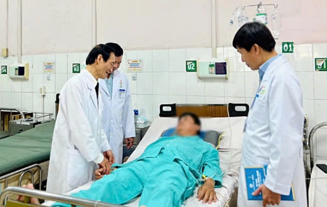 Bệnh viện tuyến dưới làm chủ kỹ thuật phẫu thuật thay khớp háng nhờ chuyển giao từ tuyến trên- Ảnh 1.