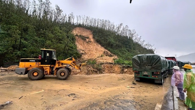 Sạt lở nghiêm trọng ở Vũng Áng, đất đá tràn xuống Quốc lộ 12C- Ảnh 1.
