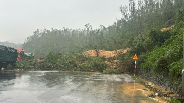 Sạt lở nghiêm trọng ở Vũng Áng, đất đá tràn xuống Quốc lộ 12C- Ảnh 2.