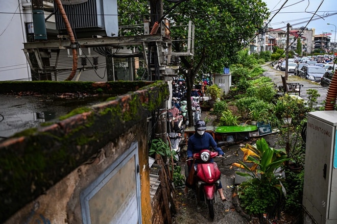 Cấm một chiều cầu Long Biên: Hàng nghìn xe 'chôn chân', Chương Dương quá tải- Ảnh 5. Cấm một chiều cầu Long Biên: Hàng nghìn xe 'chôn chân', Chương Dương quá tải- Ảnh 5.