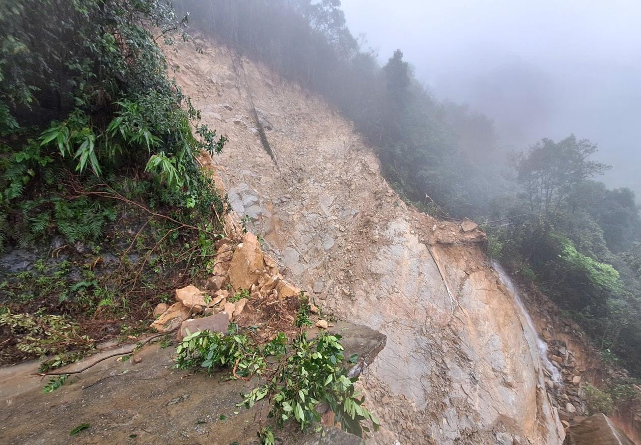 Cận cảnh sạt lở nghiêm trọng đường lên đỉnh Bạch Mã- Ảnh 12. Cận cảnh sạt lở nghiêm trọng đường lên đỉnh Bạch Mã- Ảnh 12.