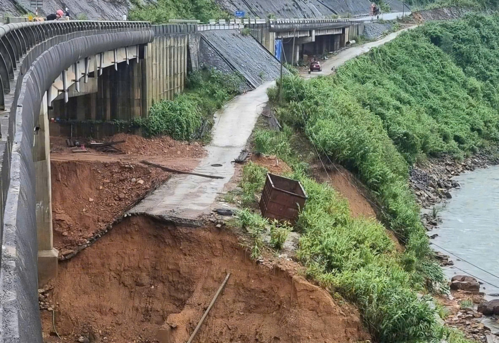 Cận cảnh sạt lở nghiêm trọng đường lên đỉnh Bạch Mã- Ảnh 9. Cận cảnh sạt lở nghiêm trọng đường lên đỉnh Bạch Mã- Ảnh 9.