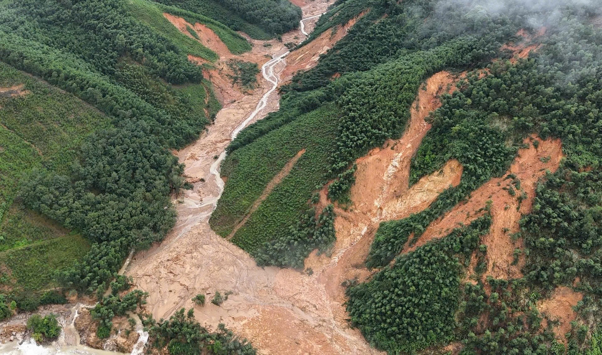 Cận cảnh sạt lở nghiêm trọng đường lên đỉnh Bạch Mã- Ảnh 13. Cận cảnh sạt lở nghiêm trọng đường lên đỉnh Bạch Mã- Ảnh 13.