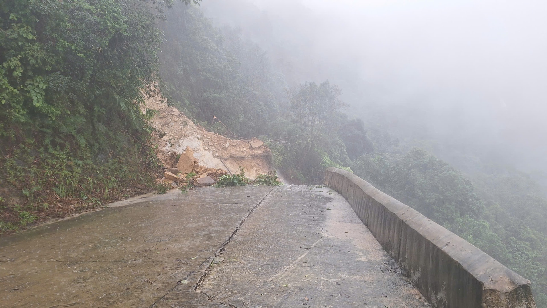 Cận cảnh sạt lở nghiêm trọng đường lên đỉnh Bạch Mã- Ảnh 2. Cận cảnh sạt lở nghiêm trọng đường lên đỉnh Bạch Mã- Ảnh 2.