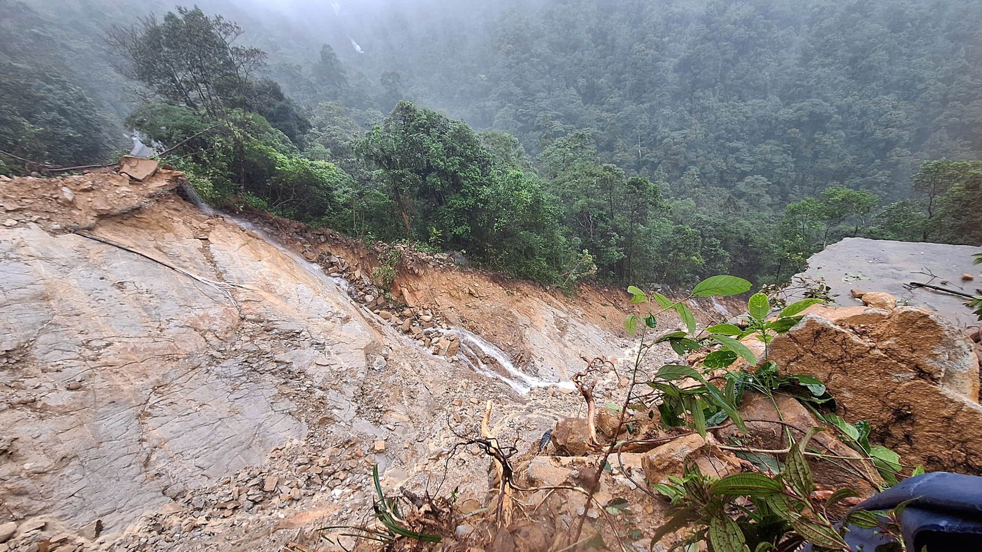 Cận cảnh sạt lở nghiêm trọng đường lên đỉnh Bạch Mã- Ảnh 6. Cận cảnh sạt lở nghiêm trọng đường lên đỉnh Bạch Mã- Ảnh 6.