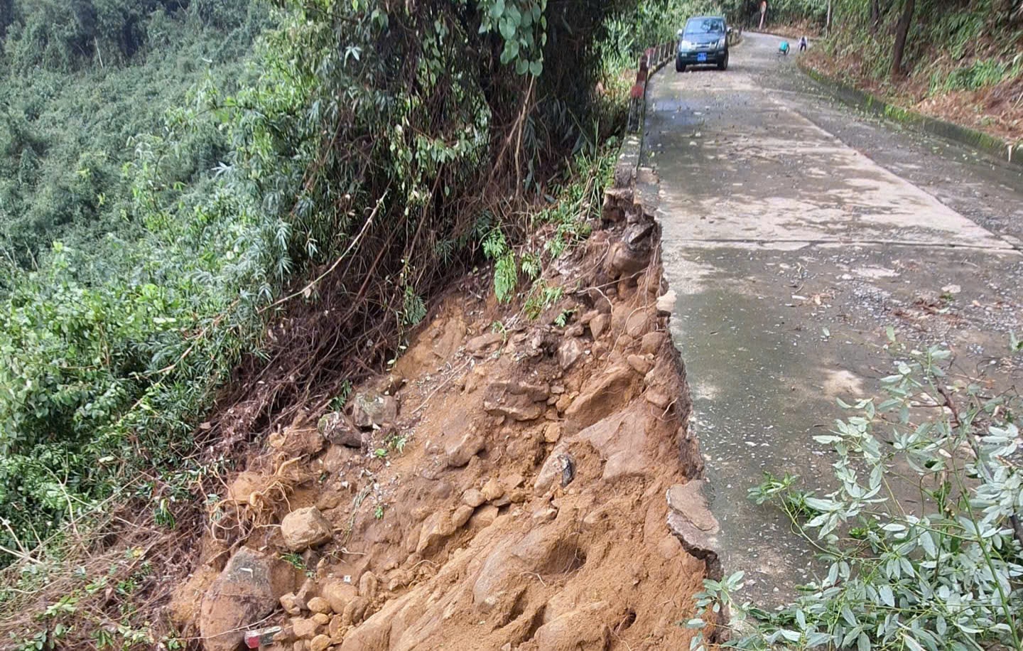 Cận cảnh sạt lở nghiêm trọng đường lên đỉnh Bạch Mã- Ảnh 10. Cận cảnh sạt lở nghiêm trọng đường lên đỉnh Bạch Mã- Ảnh 10.