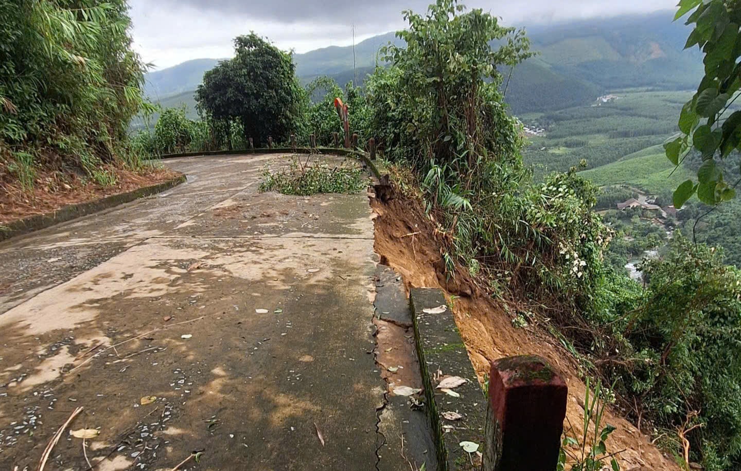 Cận cảnh sạt lở nghiêm trọng đường lên đỉnh Bạch Mã- Ảnh 8. Cận cảnh sạt lở nghiêm trọng đường lên đỉnh Bạch Mã- Ảnh 8.