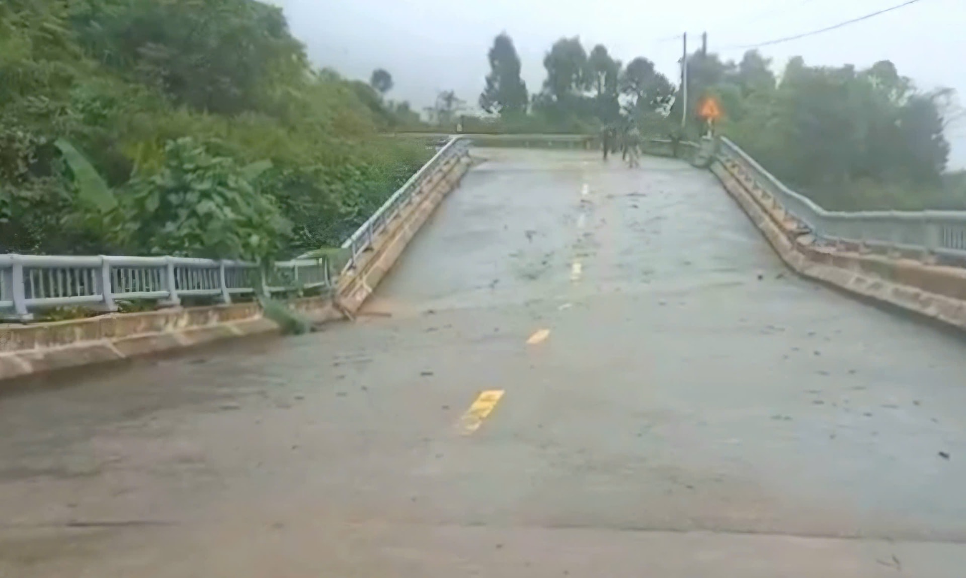 Cầu cạn trên đường Hồ Chí Minh nhánh Tây bị xô lệch do mưa lũ- Ảnh 3. Cầu cạn trên đường Hồ Chí Minh nhánh Tây bị xô lệch do mưa lũ- Ảnh 3.