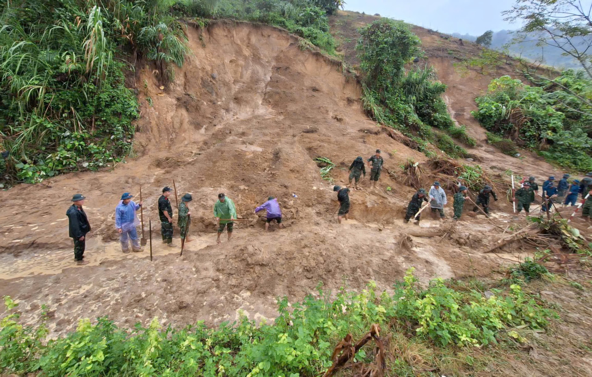 Cầu cạn trên đường Hồ Chí Minh nhánh Tây bị xô lệch do mưa lũ- Ảnh 4. Cầu cạn trên đường Hồ Chí Minh nhánh Tây bị xô lệch do mưa lũ- Ảnh 4.