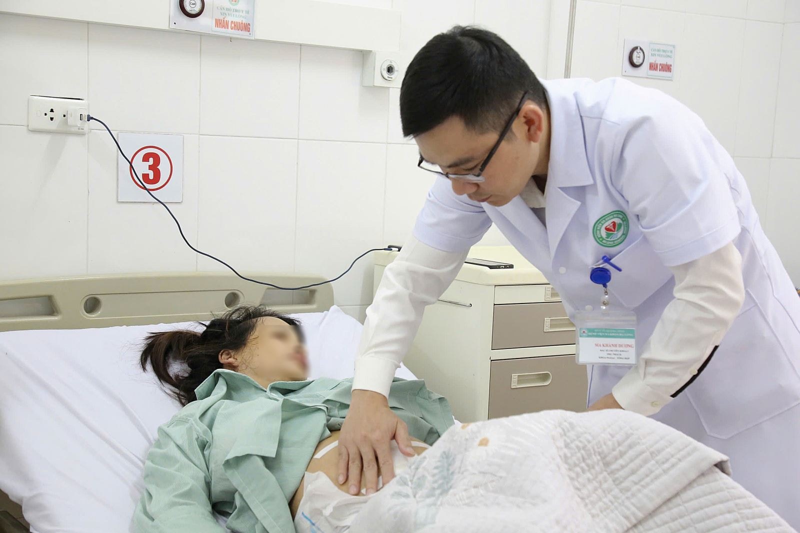 Cứu sản phụ dọa vỡ tử cung trên sẹo mổ cũ- Ảnh 2. Cứu sản phụ dọa vỡ tử cung trên sẹo mổ cũ- Ảnh 2.