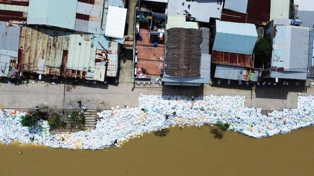 Bờ kè ven sông Thu Bồn bị 'ngoạm' từng mét, hàng nghìn người căng mình giữ đất- Ảnh 1.