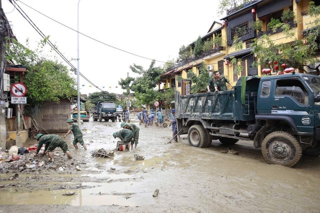 Bộ đội khẩn trương 'giải cứu' phố cổ Hội An sau 5 ngày ngập sâu- Ảnh 10. Bộ đội khẩn trương 'giải cứu' phố cổ Hội An sau 5 ngày ngập sâu- Ảnh 10.