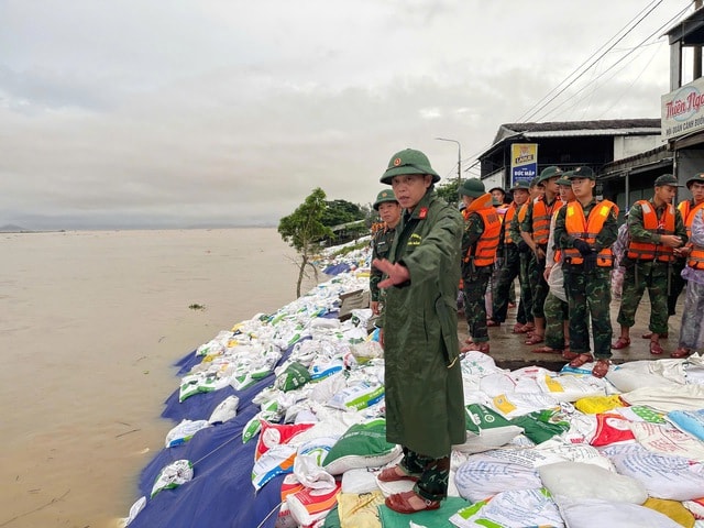 Bờ kè ven sông Thu Bồn bị 'ngoạm' từng mét, hàng nghìn người căng mình giữ đất- Ảnh 11.