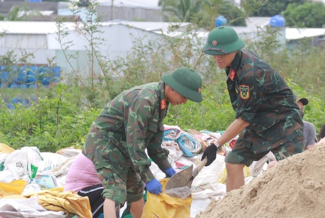 Bờ kè ven sông Thu Bồn bị 'ngoạm' từng mét, hàng nghìn người căng mình giữ đất- Ảnh 12.